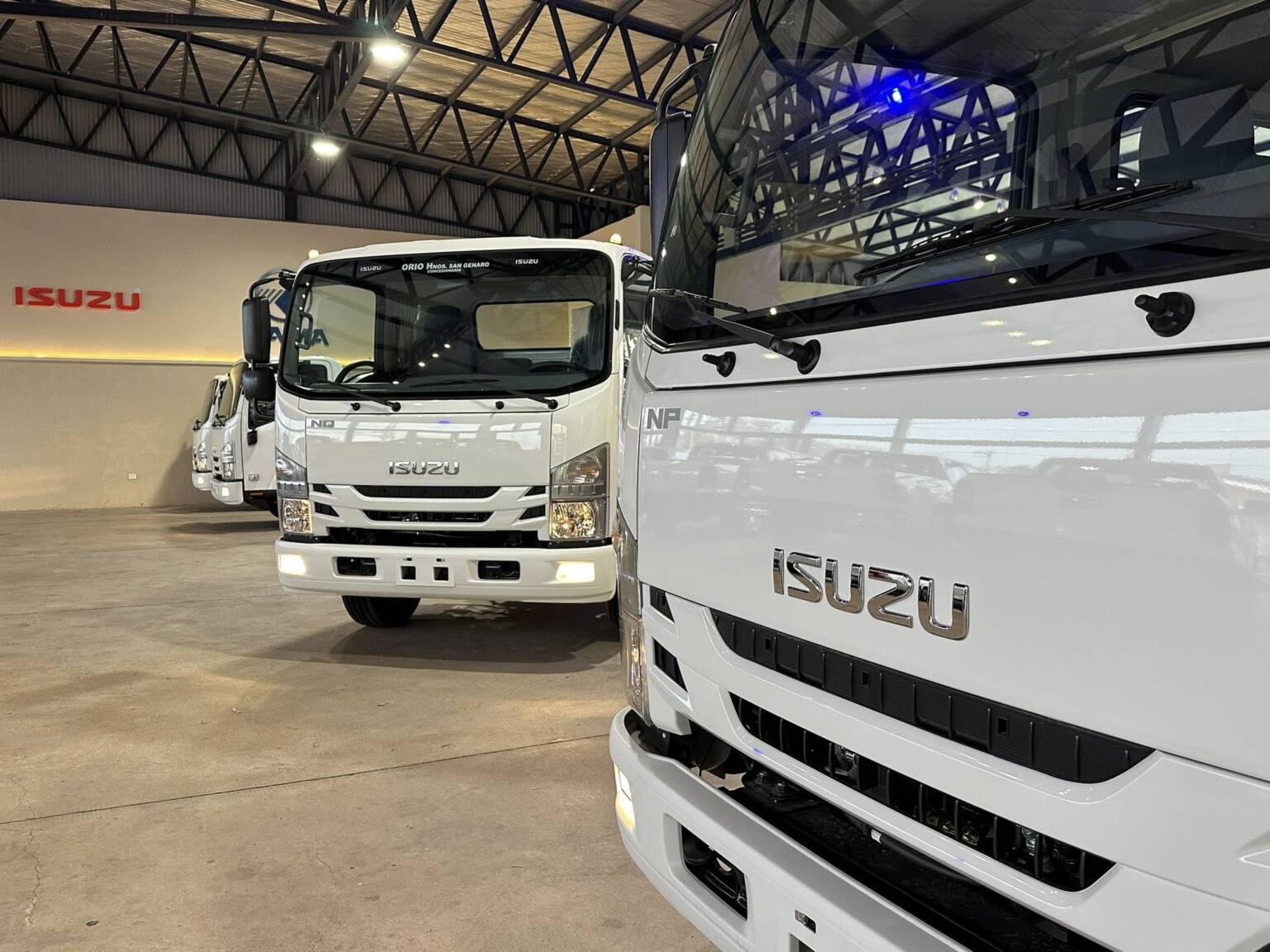 ISUZU NPR 75 CABINA DOBLE 5,2cc 160cv 7 PASAJ. 0Km my2025. Financia Bco ...