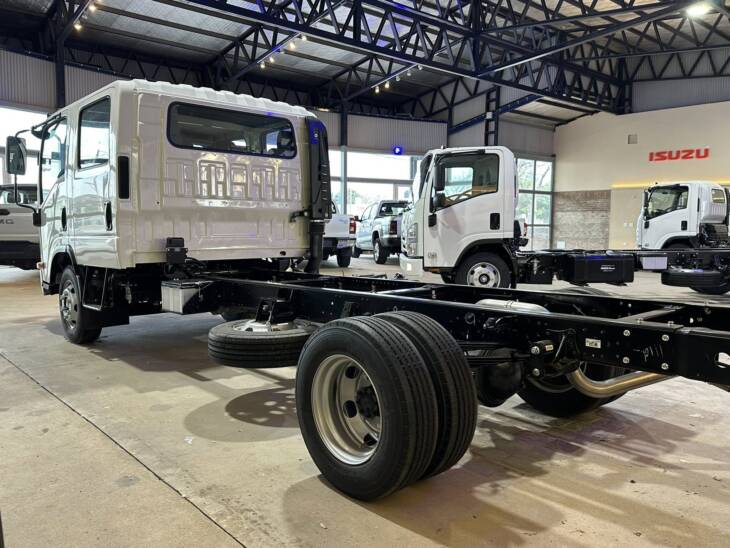 ISUZU NPR 75 CABINA DOBLE 5,2cc 160cv 7 PASAJ. 0Km my2025. Financia Bco. Santander. Acércate a ORIO HNOS, SAN GENARO, concesionario oficial DFM, JMC, ISUZU, KAMA Camiones - Imagen 2