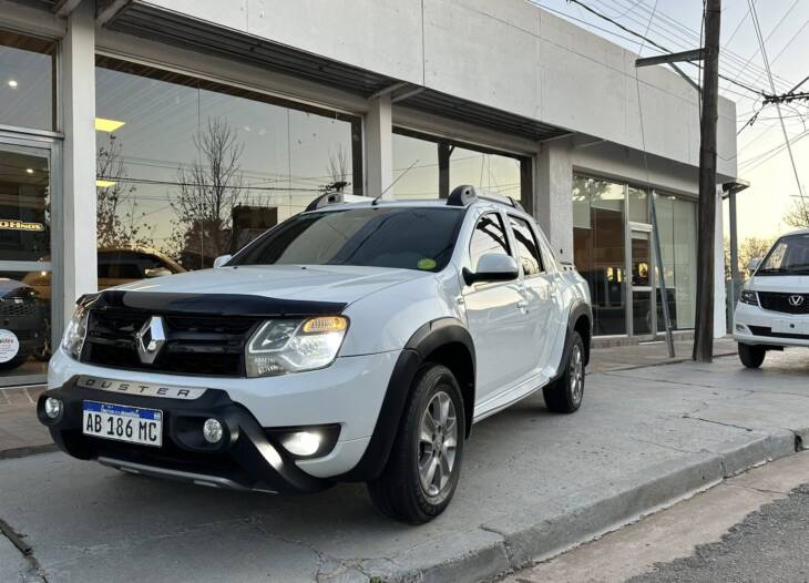DUSTER OROCH 2.0 OUTSIDER PLUS 4x2 año 2017 con GNC IMPECABLE! Financia Bco. Santander. Acércate a ORIO HNOS, SAN GENARO, concesionario oficial SHINERAY, DOMY Utilitarios