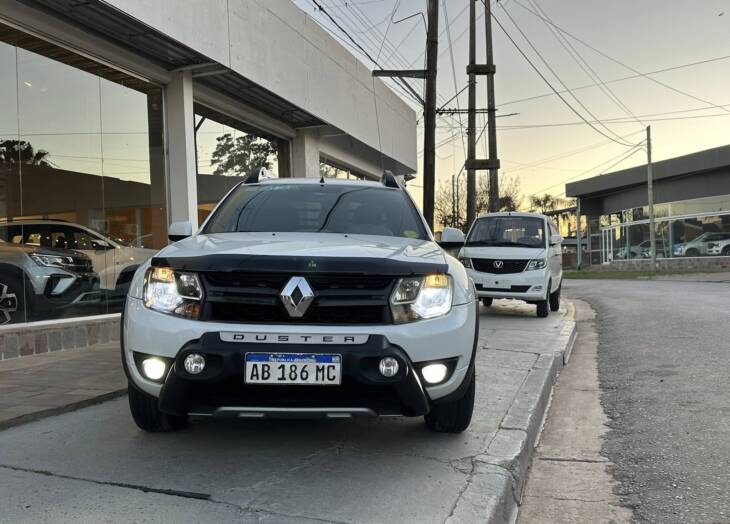 DUSTER OROCH 2.0 OUTSIDER PLUS 4x2 año 2017 con GNC IMPECABLE! Financia Bco. Santander. Acércate a ORIO HNOS, SAN GENARO, concesionario oficial SHINERAY, DOMY Utilitarios - Imagen 7
