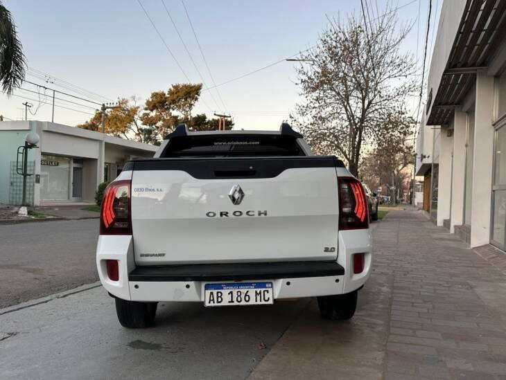 DUSTER OROCH 2.0 OUTSIDER PLUS 4x2 año 2017 con GNC IMPECABLE! Financia Bco. Santander. Acércate a ORIO HNOS, SAN GENARO, concesionario oficial SHINERAY, DOMY Utilitarios - Imagen 4