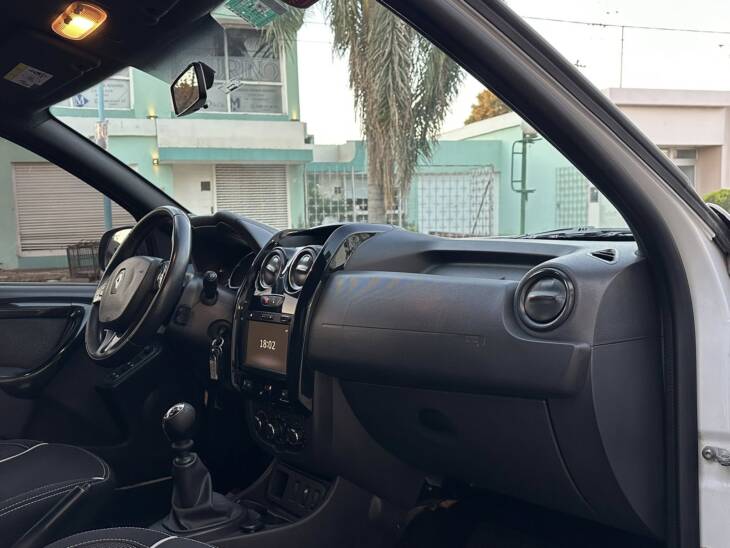 DUSTER OROCH 2.0 OUTSIDER PLUS 4x2 año 2017 con GNC IMPECABLE! Financia Bco. Santander. Acércate a ORIO HNOS, SAN GENARO, concesionario oficial SHINERAY, DOMY Utilitarios - Imagen 11