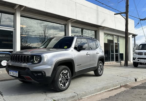 RENEGADE 1.3 TURBO T270 A/T9 TRAILHAWK 4x4 año 2022 gris con 44.000Km. UNICA! Financia Bco. Santander. Acércate a ORIO HNOS, SAN GENARO, concesionario oficial JMC, ISUZU, KAMA Camiones