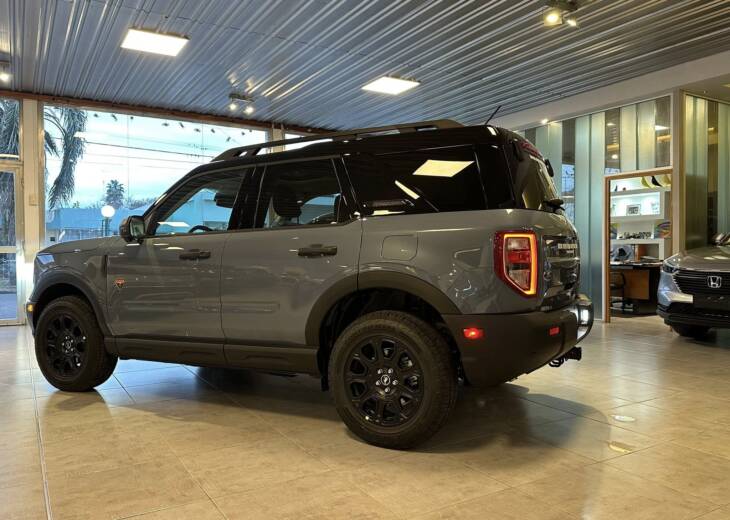 BRONCO 2.0 Turbo 253cv BADLANDS 0Km My2025 azul glaciar. Financia Bco. Santander. Acércate a ORIO HNOS, SAN GENARO, concesionario oficial JMC, ISUZU, KAMA Camiones - Imagen 6