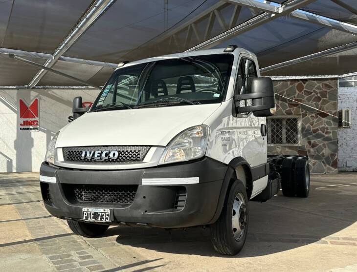 DAILY 70C16 PASO 4350 CHASIS SOLO año 2015 con 157.000Km. Financia Bco. Santander. Acércate a ORIO HNOS, SAN GENARO, concesionario oficial JMC, ISUZU, KAMA Camiones