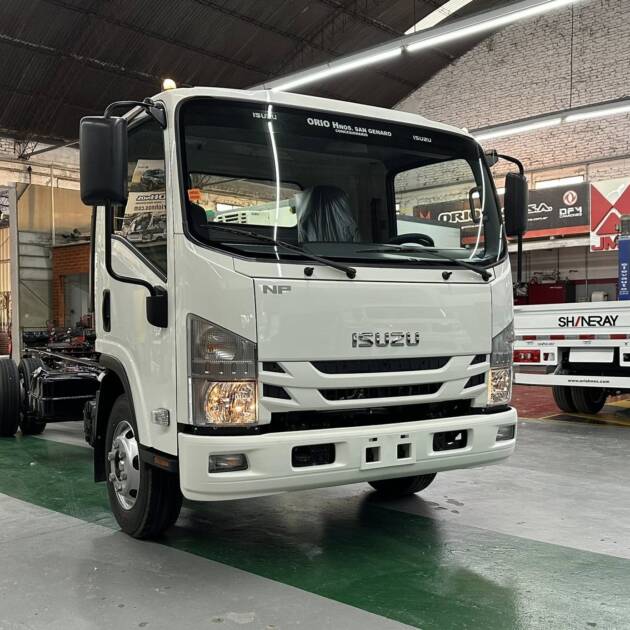 ISUZU NPR75 Cabina Simple Chasis Largo 0Km My2025. Financia Bco. Santander. Acércate a ORIO HNOS, SAN GENARO, concesionario oficial JMC, ISUZU, KAMA Camiones