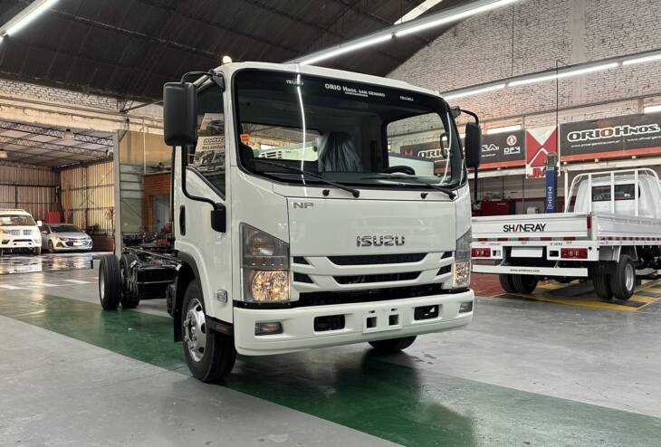 ISUZU NPR75 Cabina Simple Chasis Largo 0Km My2025. Financia Bco. Santander. Acércate a ORIO HNOS, SAN GENARO, concesionario oficial JMC, ISUZU, KAMA Camiones