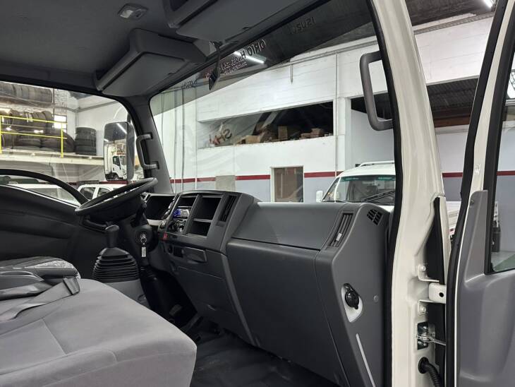 ISUZU NPR75 Cabina Simple Chasis Largo 0Km My2025. Financia Bco. Santander. Acércate a ORIO HNOS, SAN GENARO, concesionario oficial JMC, ISUZU, KAMA Camiones - Imagen 4