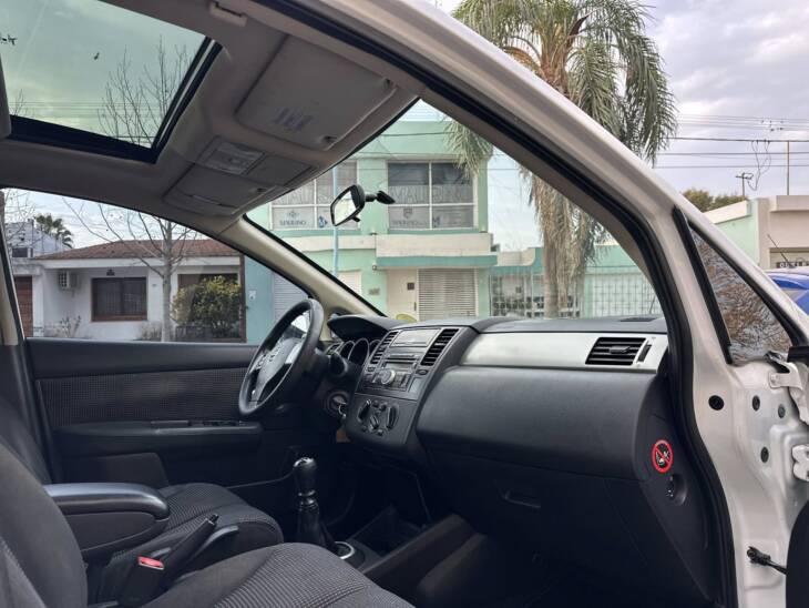 TIIDA 1.8 NAFTA 6M/T 5 PUERTAS ACENTA año 2014 IMPECABLE! Financia Bco. Santander. Acércate a ORIO HNOS, SAN GENARO, concesionario oficial JMC, ISUZU, KAMA Camiones - Imagen 11