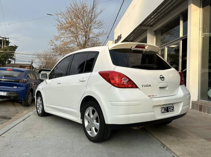 TIIDA 1.8 NAFTA 6M/T 5 PUERTAS ACENTA año 2014 IMPECABLE! Financia Bco. Santander. Acércate a ORIO HNOS, SAN GENARO, concesionario oficial JMC, ISUZU, KAMA Camiones - Imagen 3
