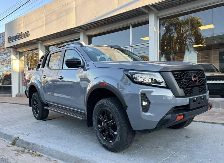 FRONTIER D/C 2.3 TDI A/T PRO4X 4x4 0Km My2025 gris volcánico. Financia Bco. Santander. Acércate a ORIO HNOS, SAN GENARO, concesionario oficial JMC, ISUZU, KAMA Camiones