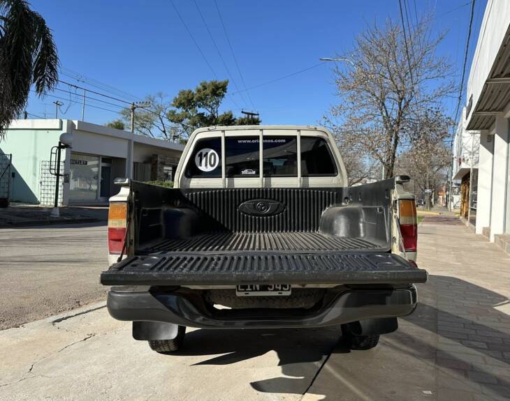 HILUX D/CABINA 3.0 DIESEL DX 4x2 año 2004 IMPECABLE! Acércate a ORIO HNOS, SAN GENARO, concesionario oficial SHINERAY, DOMY Utilitarios - Imagen 5