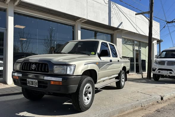 HILUX D/CABINA 3.0 DIESEL DX 4x2 año 2004 IMPECABLE! Acércate a ORIO HNOS, SAN GENARO, concesionario oficial SHINERAY, DOMY Utilitarios