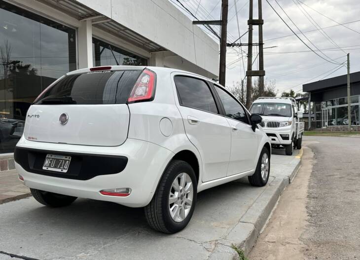 PUNTO ATTRACTIVE 1.4 8v año 2013 IMPECABLE! Financia Bco. Santander. Acércate a ORIO HNOS, SAN GENARO, concesionario oficial SHINERAY, DOMY Utilitarios - Imagen 3