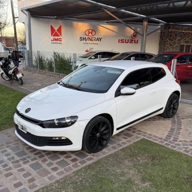 SCIROCCO 1.4 TSSI DSG año 2013 blanco. con 141.000Km. Acércate a ORIO HNOS, SAN GENARO, concesionario oficial JMC, ISUZU, KAMA Camiones