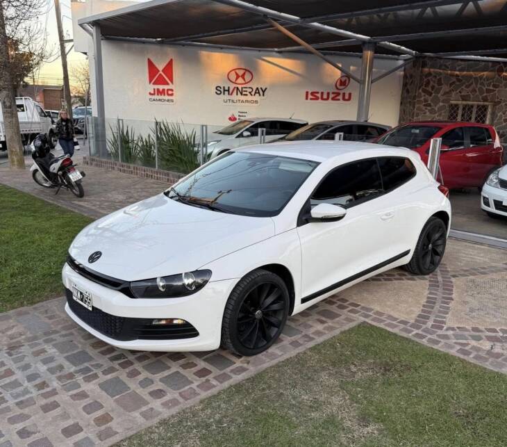 SCIROCCO 1.4 TSSI DSG año 2013 blanco. con 141.000Km. Acércate a ORIO HNOS, SAN GENARO, concesionario oficial JMC, ISUZU, KAMA Camiones