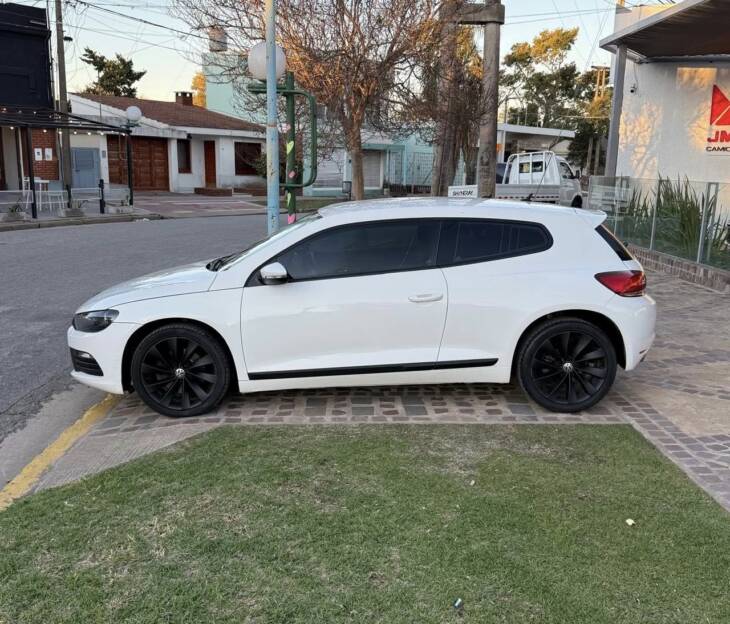 SCIROCCO 1.4 TSSI DSG año 2013 blanco. con 141.000Km. Acércate a ORIO HNOS, SAN GENARO, concesionario oficial JMC, ISUZU, KAMA Camiones - Imagen 8
