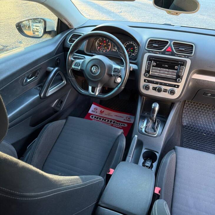SCIROCCO 1.4 TSSI DSG año 2013 blanco. con 141.000Km. Acércate a ORIO HNOS, SAN GENARO, concesionario oficial JMC, ISUZU, KAMA Camiones - Imagen 5