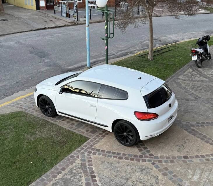 SCIROCCO 1.4 TSSI DSG año 2013 blanco. con 141.000Km. Acércate a ORIO HNOS, SAN GENARO, concesionario oficial JMC, ISUZU, KAMA Camiones - Imagen 4