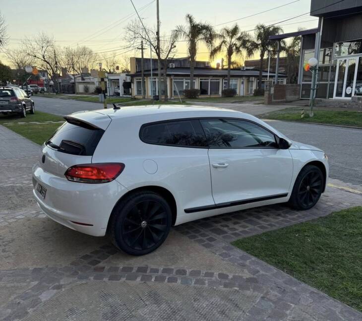 SCIROCCO 1.4 TSSI DSG año 2013 blanco. con 141.000Km. Acércate a ORIO HNOS, SAN GENARO, concesionario oficial JMC, ISUZU, KAMA Camiones - Imagen 3