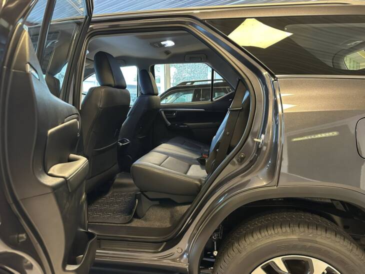 SW4 2.8 TDI A/T6 7ASIENTOS SRX 4x4 0Km My2025. Financia Bco. Santander. Acércate a ORIO HNOS, SAN GENARO, concesionario oficial JMC, ISUZU, KAMA Camiones - Imagen 11