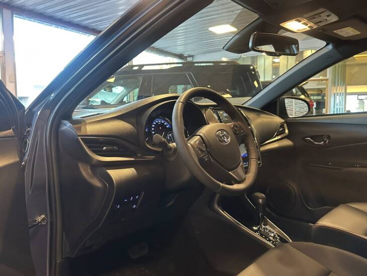 YARIS 1.5 5 PUERTAS CVT S 0Km My2025 gris azulado. DISPONIBLE! Financia Bco. Santander. Acércate a ORIO HNOS, SAN GENARO, concesionario oficial JMC, ISUZU, KAMA Camiones - Imagen 2