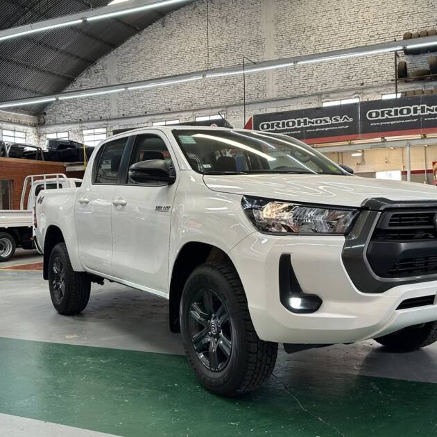 HILUX C/DOBLE 2.8 TDI AUTOMATICA SR 4x4 0Km My2024 blanco. Financia Bco. Santander. Acércate a ORIO HNOS, SAN GENARO, concesionario oficial JMC, ISUZU, KAMA Camiones