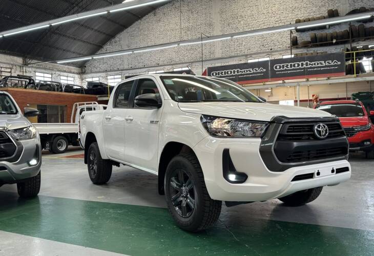 HILUX C/DOBLE 2.8 TDI AUTOMATICA SR 4x4 0Km My2024 blanco. Financia Bco. Santander. Acércate a ORIO HNOS, SAN GENARO, concesionario oficial JMC, ISUZU, KAMA Camiones