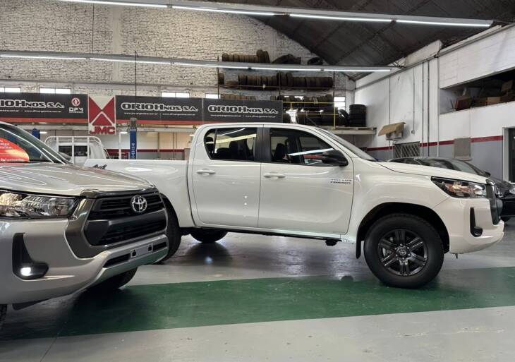 HILUX C/DOBLE 2.8 TDI AUTOMATICA SR 4x4 0Km My2024 blanco. Financia Bco. Santander. Acércate a ORIO HNOS, SAN GENARO, concesionario oficial JMC, ISUZU, KAMA Camiones - Imagen 19