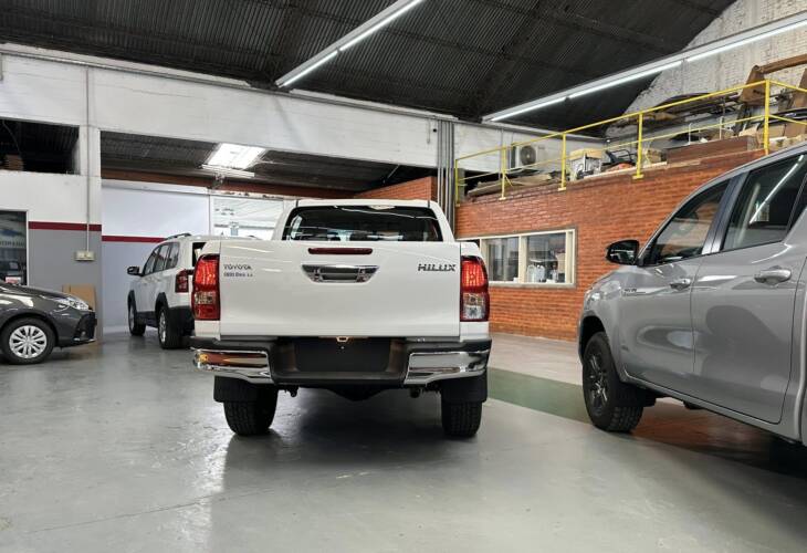 HILUX C/DOBLE 2.8 TDI AUTOMATICA SR 4x4 0Km My2024 blanco. Financia Bco. Santander. Acércate a ORIO HNOS, SAN GENARO, concesionario oficial JMC, ISUZU, KAMA Camiones - Imagen 16