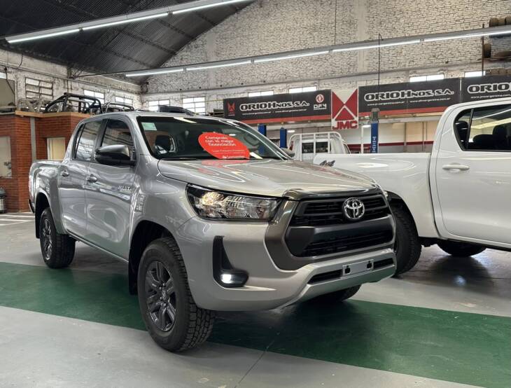 HILUX C/DOBLE 2.8 TDI AUTOMATICA SR 4x4 0Km My2024 blanco. Financia Bco. Santander. Acércate a ORIO HNOS, SAN GENARO, concesionario oficial JMC, ISUZU, KAMA Camiones - Imagen 2