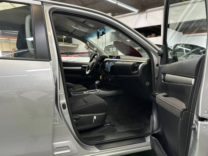 HILUX C/DOBLE 2.8 TDI AUTOMATICA SR 4x4 0Km My2024 blanco. Financia Bco. Santander. Acércate a ORIO HNOS, SAN GENARO, concesionario oficial JMC, ISUZU, KAMA Camiones - Imagen 11