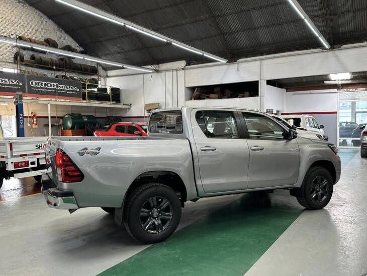 HILUX C/DOBLE 2.8 TDI AUTOMATICA SR 4x4 0Km My2024 blanco. Financia Bco. Santander. Acércate a ORIO HNOS, SAN GENARO, concesionario oficial JMC, ISUZU, KAMA Camiones - Imagen 8