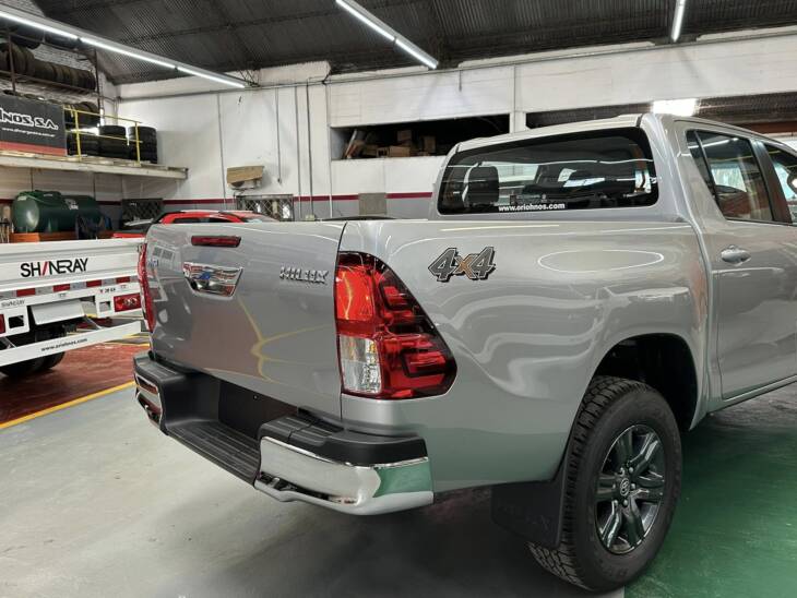 HILUX C/DOBLE 2.8 TDI AUTOMATICA SR 4x4 0Km My2024 blanco. Financia Bco. Santander. Acércate a ORIO HNOS, SAN GENARO, concesionario oficial JMC, ISUZU, KAMA Camiones - Imagen 7