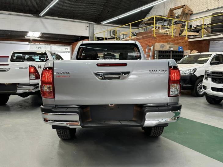 HILUX C/DOBLE 2.8 TDI AUTOMATICA SR 4x4 0Km My2024 blanco. Financia Bco. Santander. Acércate a ORIO HNOS, SAN GENARO, concesionario oficial JMC, ISUZU, KAMA Camiones - Imagen 6