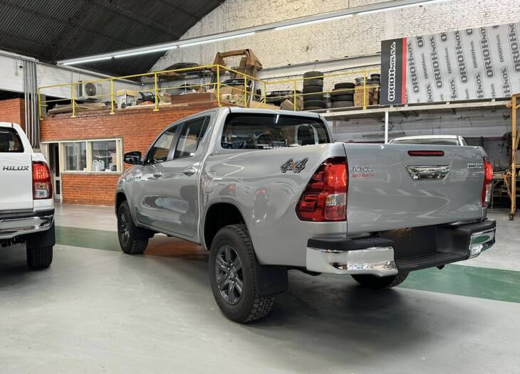 HILUX C/DOBLE 2.8 TDI AUTOMATICA SR 4x4 0Km My2024 blanco. Financia Bco. Santander. Acércate a ORIO HNOS, SAN GENARO, concesionario oficial JMC, ISUZU, KAMA Camiones - Imagen 3