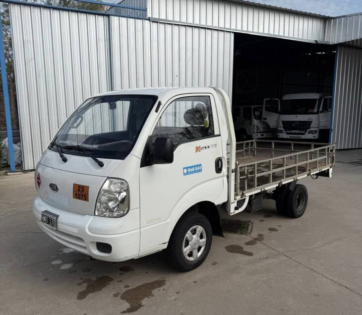 KIA K 2500 CABINA SIMPLE DIESEL con A. ACONDICIONADO año 2008 super confiable!  Acércate a ORIO HNOS, SAN GENARO, concesionario oficial SHINERAY, DOMY Utilitarios