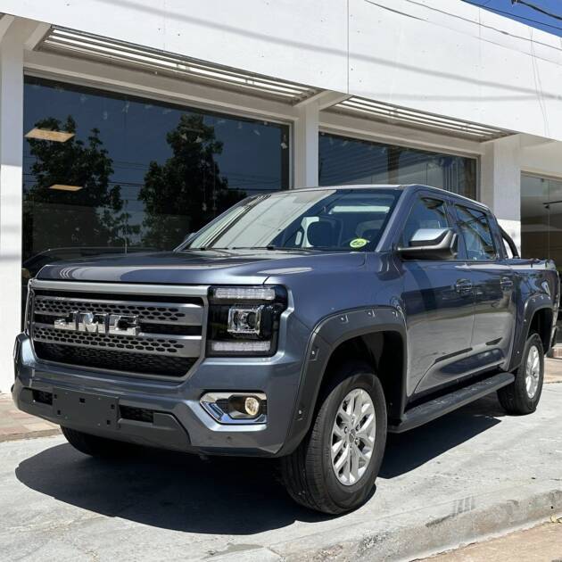 GRAND AVENUE 2.3 242hp NAFTA A/T 4x2 GL 0Km My2025 gris azulado. Financia Bco. Santander. Acércate a ORIO HNOS, SAN GENARO, concesionario oficial JMC, ISUZU, KAMA Camiones