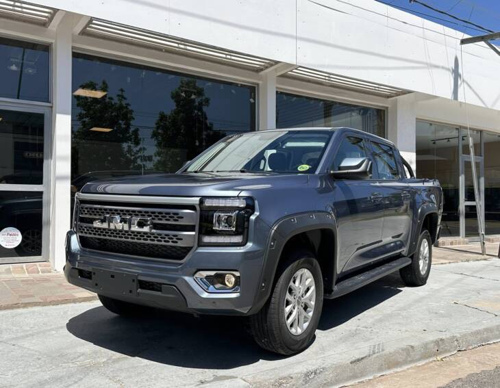 GRAND AVENUE 2.3 242hp NAFTA A/T 4x2 GL 0Km My2025 gris azulado. Financia Bco. Santander. Acércate a ORIO HNOS, SAN GENARO, concesionario oficial JMC, ISUZU, KAMA Camiones