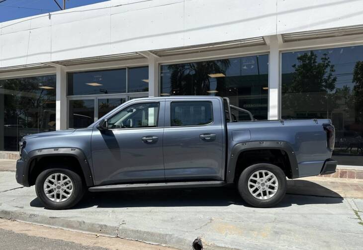 GRAND AVENUE 2.3 242hp NAFTA A/T 4x2 GL 0Km My2025 gris azulado. Financia Bco. Santander. Acércate a ORIO HNOS, SAN GENARO, concesionario oficial JMC, ISUZU, KAMA Camiones - Imagen 2