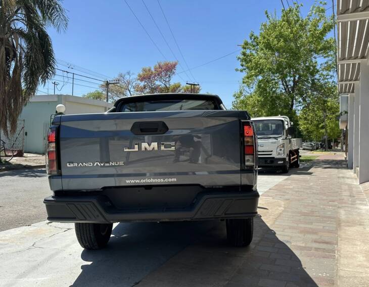 GRAND AVENUE 2.3 242hp NAFTA A/T 4x2 GL 0Km My2025 gris azulado. Financia Bco. Santander. Acércate a ORIO HNOS, SAN GENARO, concesionario oficial JMC, ISUZU, KAMA Camiones - Imagen 4