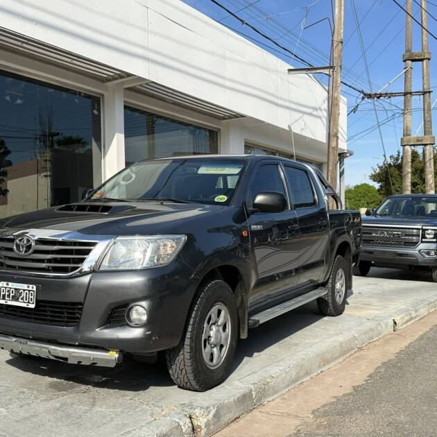 HILUX D/CABINA 2.5 TDI DX PACK 4x4 año 2015 impecable! Financia Bco. Santander. Acércate a ORIO HNOS, SAN GENARO, concesionario oficial SHINERAY, DOMY Utilitarios