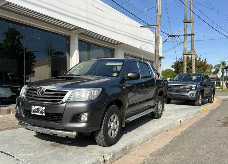 HILUX D/CABINA 2.5 TDI DX PACK 4x4 año 2015 impecable! Financia Bco. Santander. Acércate a ORIO HNOS, SAN GENARO, concesionario oficial SHINERAY, DOMY Utilitarios