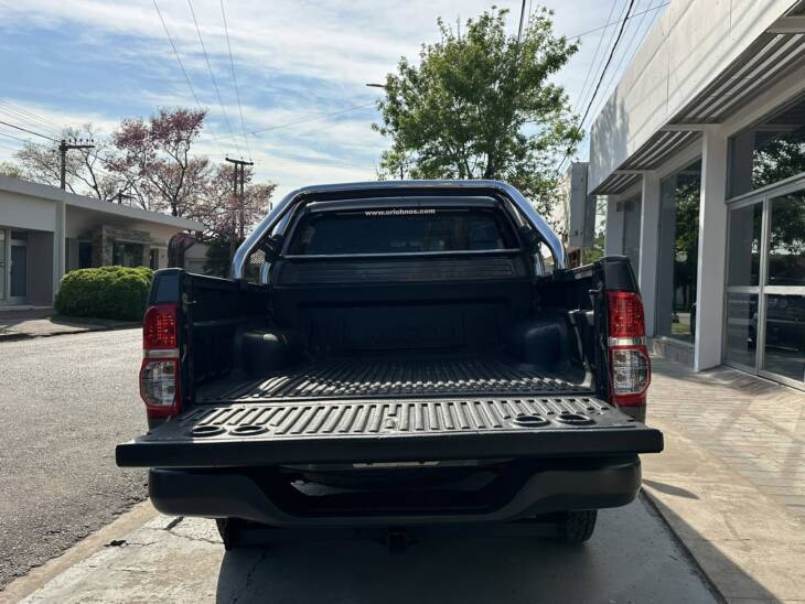 HILUX D/CABINA 2.5 TDI DX PACK 4x4 año 2015 impecable! Financia Bco. Santander. Acércate a ORIO HNOS, SAN GENARO, concesionario oficial SHINERAY, DOMY Utilitarios - Imagen 6