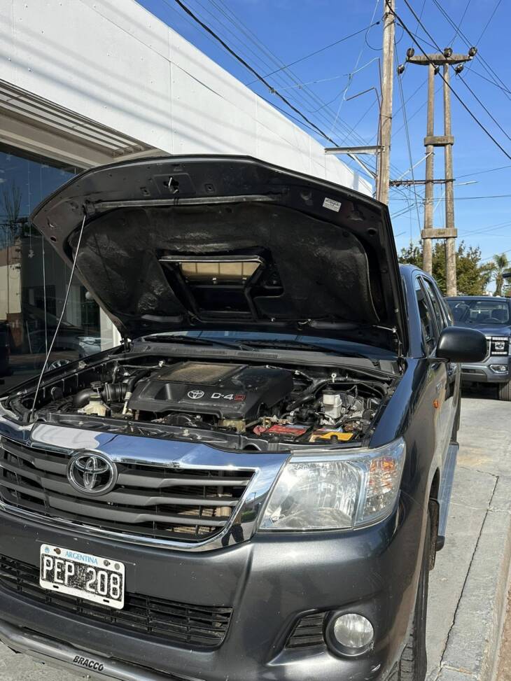 HILUX D/CABINA 2.5 TDI DX PACK 4x4 año 2015 impecable! Financia Bco. Santander. Acércate a ORIO HNOS, SAN GENARO, concesionario oficial SHINERAY, DOMY Utilitarios - Imagen 14