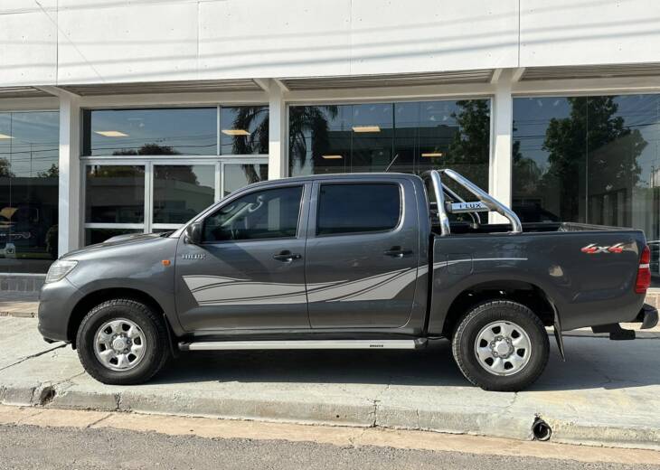 HILUX D/CABINA 2.5 TDI DX PACK 4x4 año 2015 impecable! Financia Bco. Santander. Acércate a ORIO HNOS, SAN GENARO, concesionario oficial SHINERAY, DOMY Utilitarios - Imagen 2