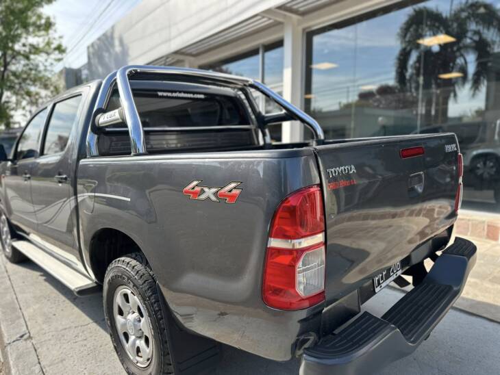 HILUX D/CABINA 2.5 TDI DX PACK 4x4 año 2015 impecable! Financia Bco. Santander. Acércate a ORIO HNOS, SAN GENARO, concesionario oficial SHINERAY, DOMY Utilitarios - Imagen 4