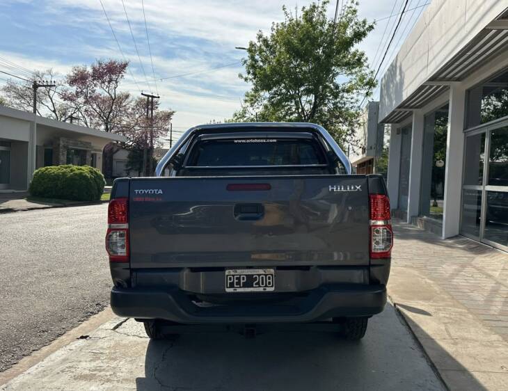 HILUX D/CABINA 2.5 TDI DX PACK 4x4 año 2015 impecable! Financia Bco. Santander. Acércate a ORIO HNOS, SAN GENARO, concesionario oficial SHINERAY, DOMY Utilitarios - Imagen 5