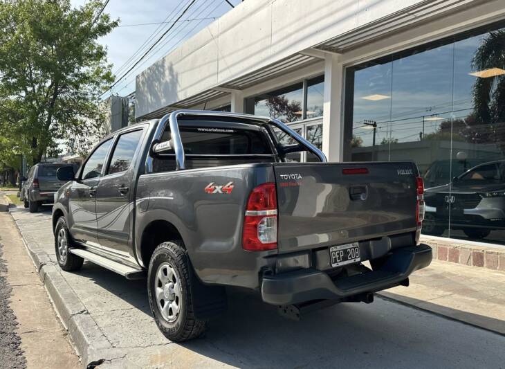 HILUX D/CABINA 2.5 TDI DX PACK 4x4 año 2015 impecable! Financia Bco. Santander. Acércate a ORIO HNOS, SAN GENARO, concesionario oficial SHINERAY, DOMY Utilitarios - Imagen 3