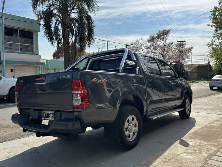 HILUX D/CABINA 2.5 TDI DX PACK 4x4 año 2015 impecable! Financia Bco. Santander. Acércate a ORIO HNOS, SAN GENARO, concesionario oficial SHINERAY, DOMY Utilitarios - Imagen 7